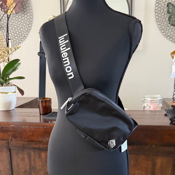 lululemon athletica Handbags - 1L lululemon athletica Everywhere Belt Bag